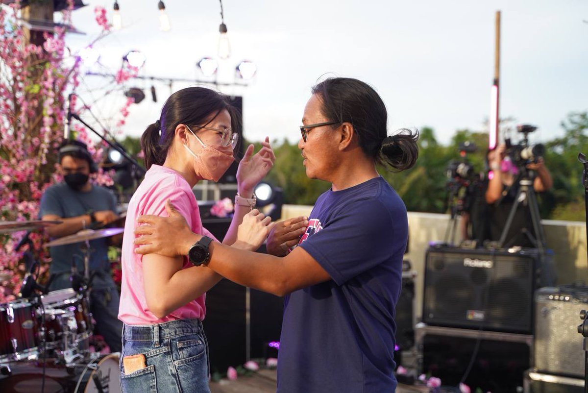 jpgrobredo's tweet photo. Capped off the weekend with some artists I deeply admire. This was me with @ebedancel after his set. Lowkey teared up when he sang Bawat Daan – definitely one of our family’s favorite songs of all time. Always grateful for the chance to watch you perform live, Sir Ebe. 💖 https://t.co/bEe06wawD2