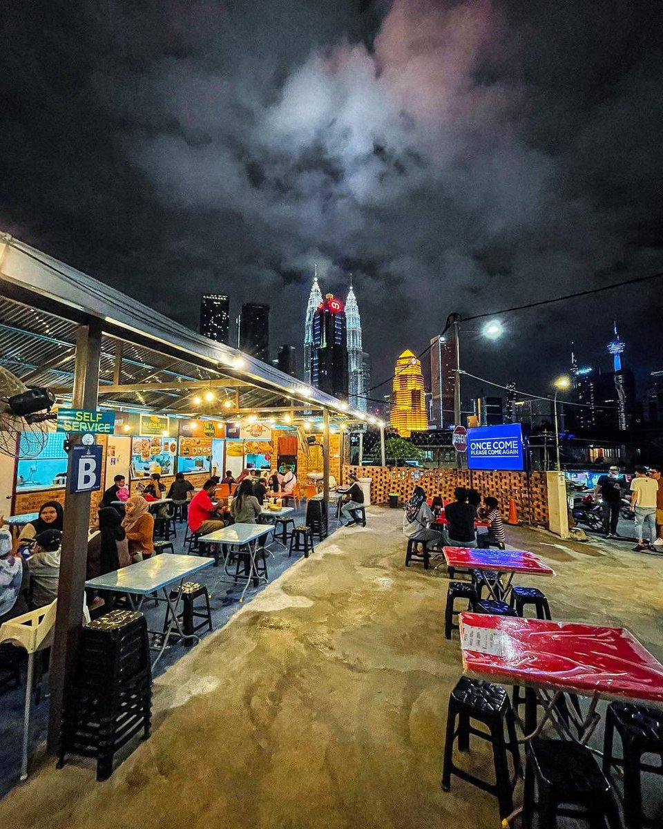 foodhuntingco's tweet photo. Port makan terbaru kat KL siap view KLCC lagi 😍 Ada lebih dari 20 menu makanan yang korang boleh cuba!

🚏Kantin Mini, Kg Baru https://t.co/hIKLqLIiFO