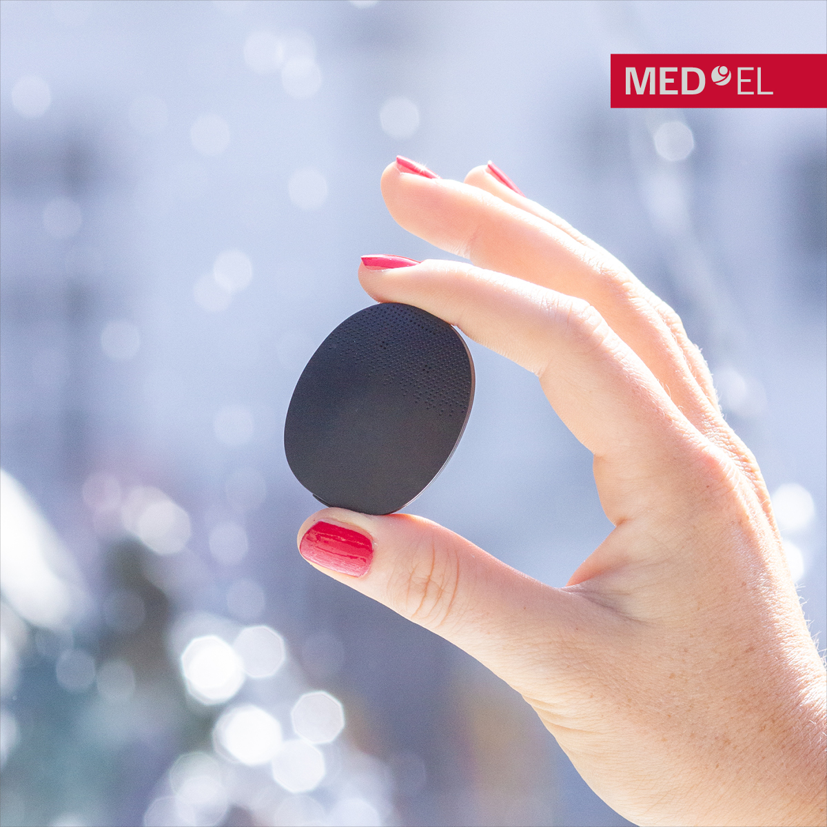 With a rating of IP68, the audio processor RONDO 3 for #cochlearimplants is water-resistant enough to survive dust, rain, sweat, an accidental spill or splash of water.
If you wish to go swimming, you can keep it safe and dry with WaterWear!