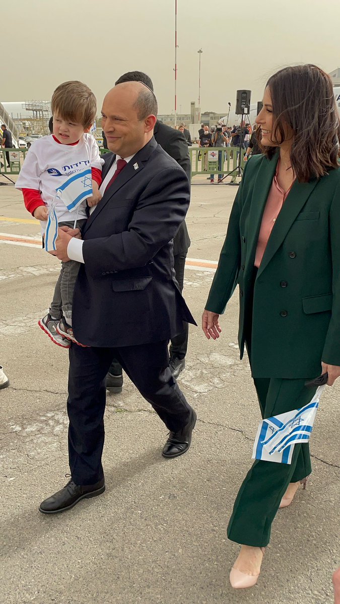 naftalibennett's tweet photo. 90 ילדים מבית הילדים בז'טומיר נחתו עכשיו בישראל. התרגשתי לקבל את פניהם ואמרתי להם – אתם בטוחים עכשיו, הגעתם לחוף מבטחים. 

כשעמדתי לצד גילת בנתב"ג צפיתי בילדים נכנסים בשער. ראיתי בעיניים שלהם את התלאות שעברו. https://t.co/hMc9q5ndwM
