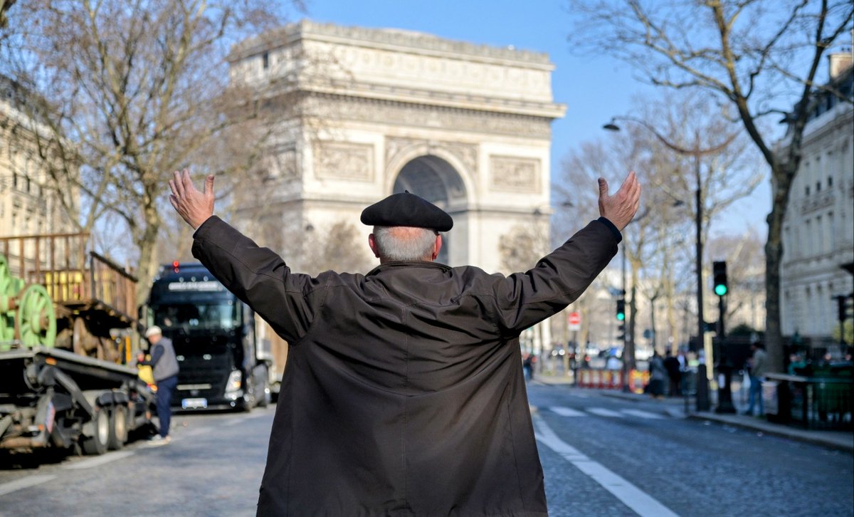 Quentin_TOP's tweet image. Un Béarnais à Paris.
La transhumance parisienne se prépare.
#foliesbearnaise 
#Paris #champsélysées @BearnPyrenees @bayrou @tourismepau @SO_Pau