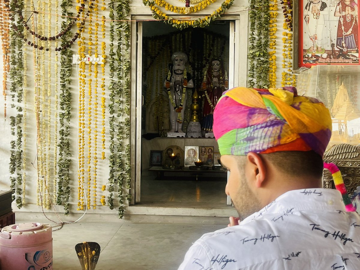 RavindraBhati__'s tweet photo. आज बाड़मेर से जोधपुर जाते समय बायतु में सिद्ध श्री ख़ेमाबाबा के दर्शन लाभ का स���भाग्य प्राप्त हुआ , साथ ही युवा साथियों से मिलने का अवसर मिला । 🌺🌸 https://t.co/oxf6CyUR2P