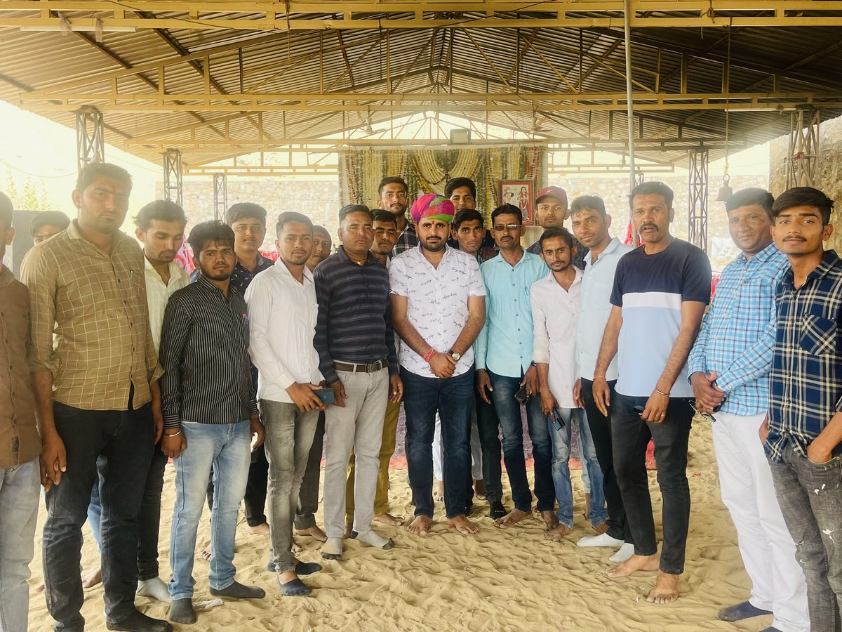 RavindraBhati__'s tweet photo. आज बाड़मेर से जोधपुर जाते समय बायतु में सिद्ध श्री ख़ेमाबाबा के दर्शन लाभ का स���भाग्य प्राप्त हुआ , साथ ही युवा साथियों से मिलने का अवसर मिला । 🌺🌸 https://t.co/oxf6CyUR2P