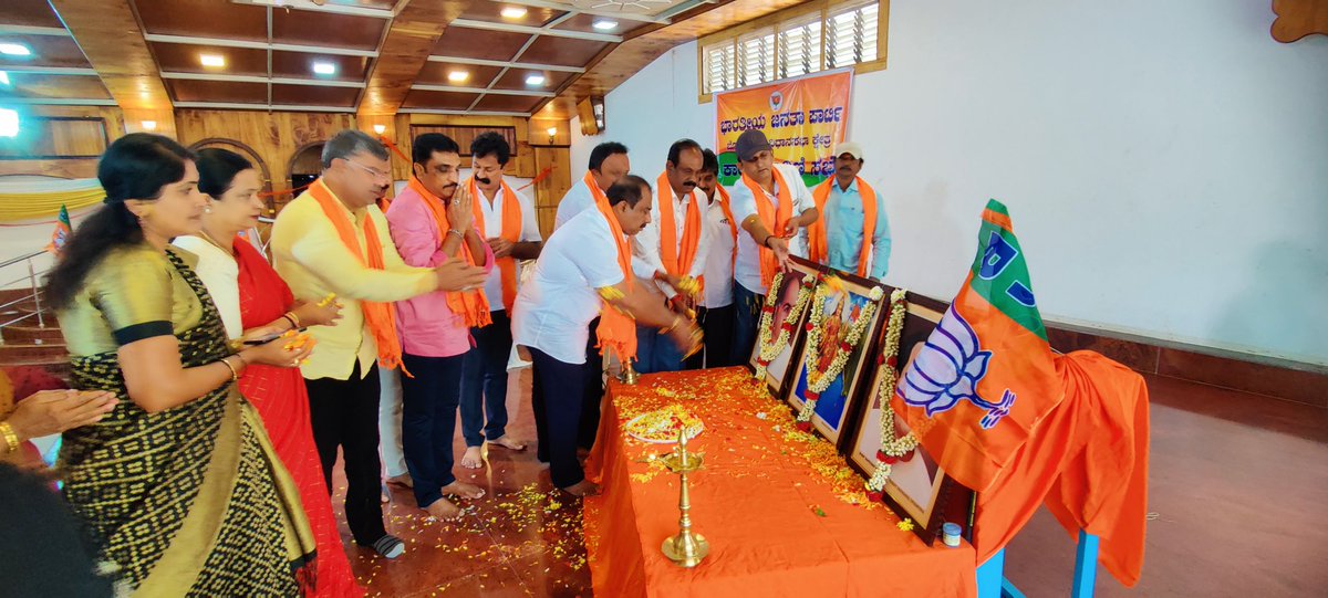 msrbommanahalli's tweet photo. ಇಂದು ಬೊಮ್ಮನಹಳ್ಳಿ ವಿಧಾನಸಭಾ ಕ್ಷೇತ್ರದ ಭಾರತೀಯ ಜನತಾ ಪಕ್ಷದ ಕಾರ್ಯಕಾರಿಣಿ ಸಭೆಯಲ್ಲಿ ಪಾಲ್ಗೊಳಲಾಯಿತು ಹಾಗೂ  ಮುಂಬರುವ ಪಕ್ಷ ಸಂಘಟನೆಯ ಕುರಿತು ವಿವರಿಸಲಾಯಿತು.

#Bommanahalli | #bjp4bommanahalli https://t.co/tBwgas1uKd