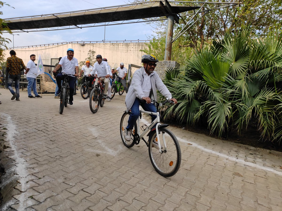 official_dda's tweet photo. आवर्तन रैली - the concluding event for ‘Azadi ka Amrit Mahotsav’ was held this Sunday that was flagged off from Asita west and passing along Raj Ghat and other memorials of national importance taking a 9km route along Yamuna. About 80-100 cyclists participated in the rally.
#DDA https://t.co/JI6Uo7NToy