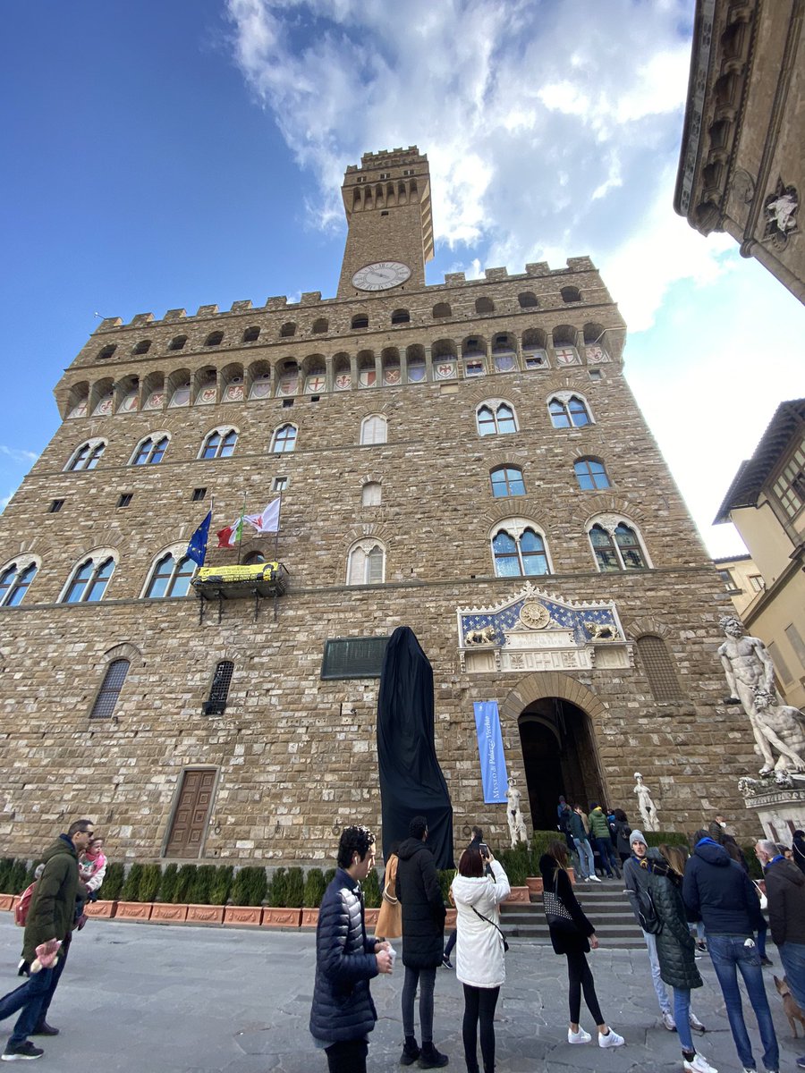 #Firenze oscura il suo David. Il simbolo della libertà della Repubblica Fiorentina contro la tirannia coperto da un telo nero, in segno di lutto per la guerra in #Ucraina <a href="/TgrRaiToscana/">Tgr Rai Toscana</a> <a href="/TgrRai/">Tgr Rai</a> <a href="/MuseoNovecento/">Museo Novecento</a>
