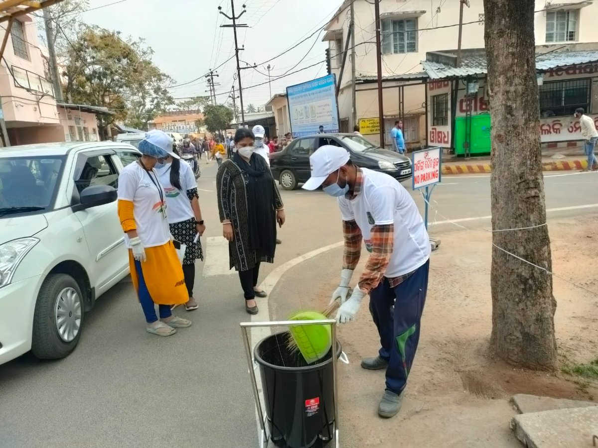 FmmchBalasore's tweet photo. State Team for Kayaklpa visited FMMCH on 5.3.22 for assesment on various parameters i.e.Cleanliness, BMW Infection Control,Hospital https://t.co/5e8XYTkSCK in presence of Registrar Administration,ADMO,DPM,HM team https://t.co/BcQBtK65EV