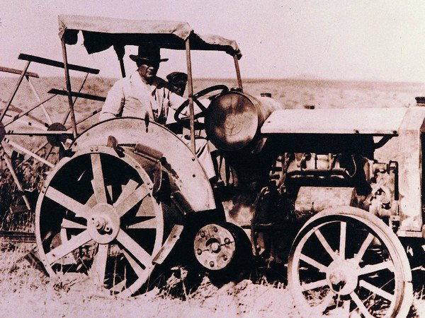 1930 yılında yerli üretimle,sıfırdan bir ülke kurdu
1 TL tam 100 dolar ediyordu.!

Ulu Başbuğ Atatürk 'ün şu sözleri çabuk unutuldu unutturuldu.
“Ben traktörleri Amerika’dan bir avuç bozuk paraya satın aldım”