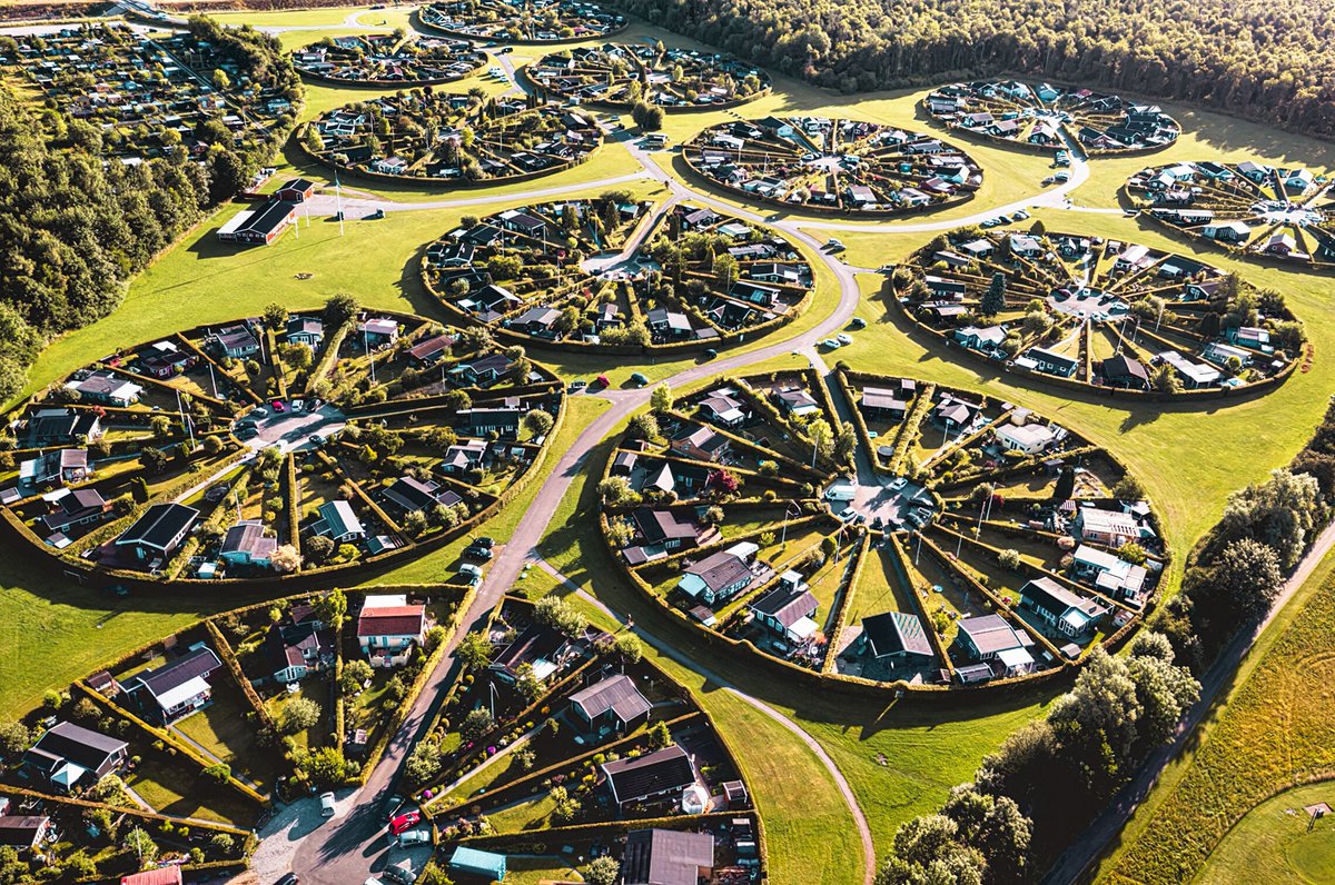 جمال توزيع البيوت بالدنمارك. موجودة في هيلفوإنينغ هاركا.