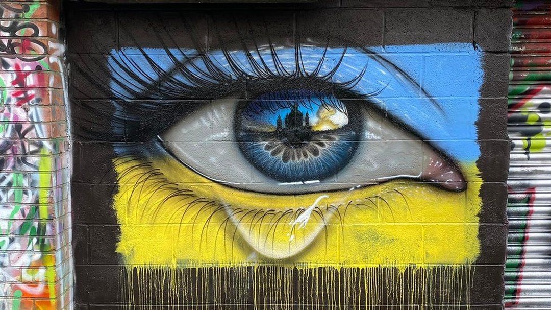 MenschOhneMusil's tweet photo. A Weeping Eye for #Ukraine, Mural on Cardiff's Northcote Lane. https://t.co/cNt9x1swl0