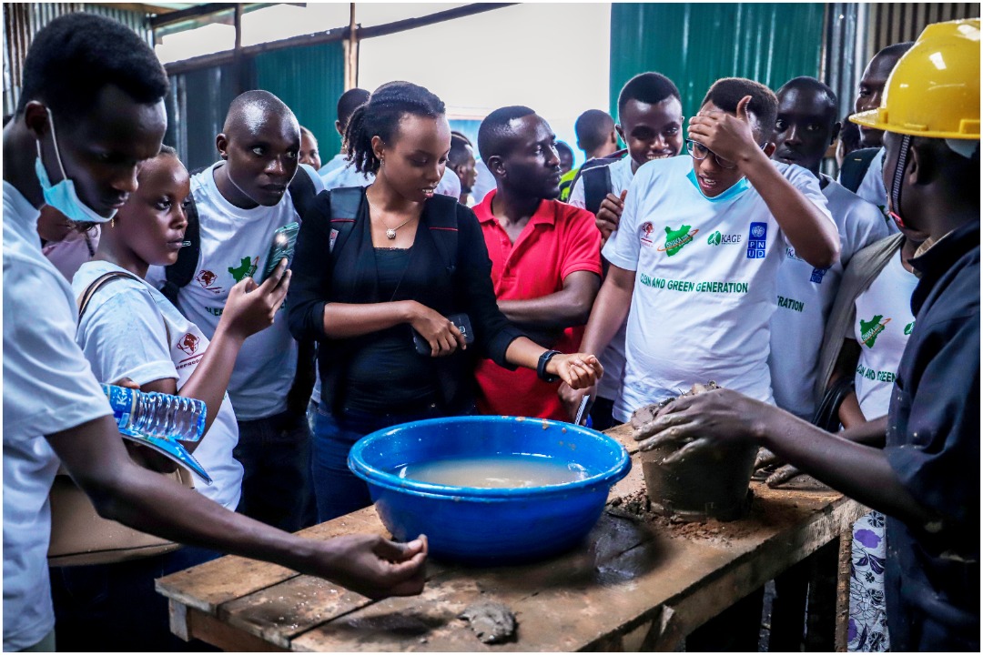 KAGEconomy's tweet photo. Focus sur #CleanAndGreenGeneration
Durant la troisième activité du projet, l'équipe de KAGE Ltd a fait une démonstration des processus de production des briquettes écologiques et de fabrication des foyers améliorés à l'endroit des jeunes participants https://t.co/MGjdvzxhWq