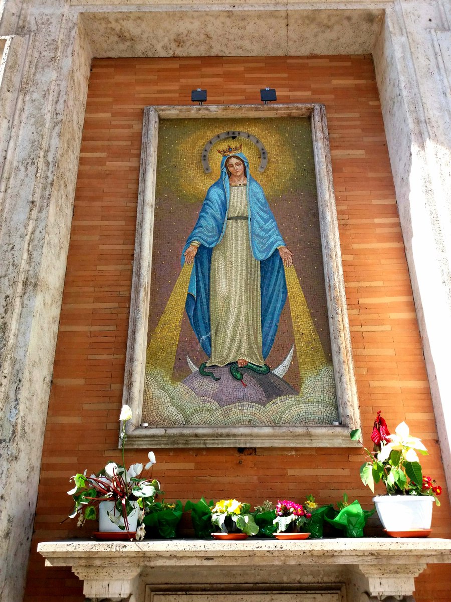 WhatALifeTours's tweet photo. This image of Mother Mary is on the outer side of the church Madonna dei Monti in Rome. Stupendous.
#whatalifetours #Rome #italy #travel #visitrome #beautifulrome #travelphotography #Christianity #europe #vacation https://t.co/QLaeJlloF8