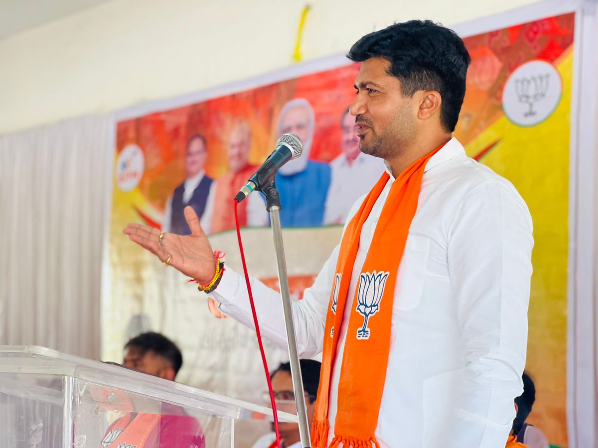 DrPrashantkorat's tweet photo. કર્ણાવતી મહાનગરના ઉમિયા કેમ્પસ, સોલા ખાતે ઉત્તર ગુજરાત ઝોન યુવા મોરચાના કાર્યકર્તાઓ સાથે બેઠક યોજી, સંગઠનને સશક્ત કરવા અંગેના વિવિધ મહત્વપૂર્ણ મુદ્દાઓ અને આગામી સંગઠનાત્મક કાર્યક્રમો અંગે સવિસ્તાર ચર્ચા- વિચારણા કરી.(1/2) https://t.co/Dahy7ib2L3