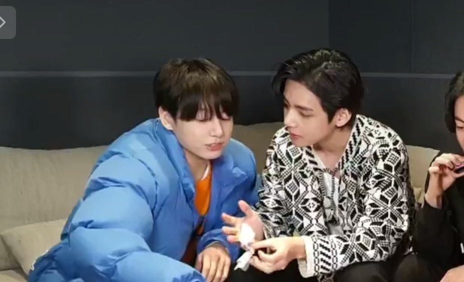 jksforthv's tweet photo. SIGE TAEHYUNG TITIGAN MO SIGE https://t.co/ls0RCdoO9t