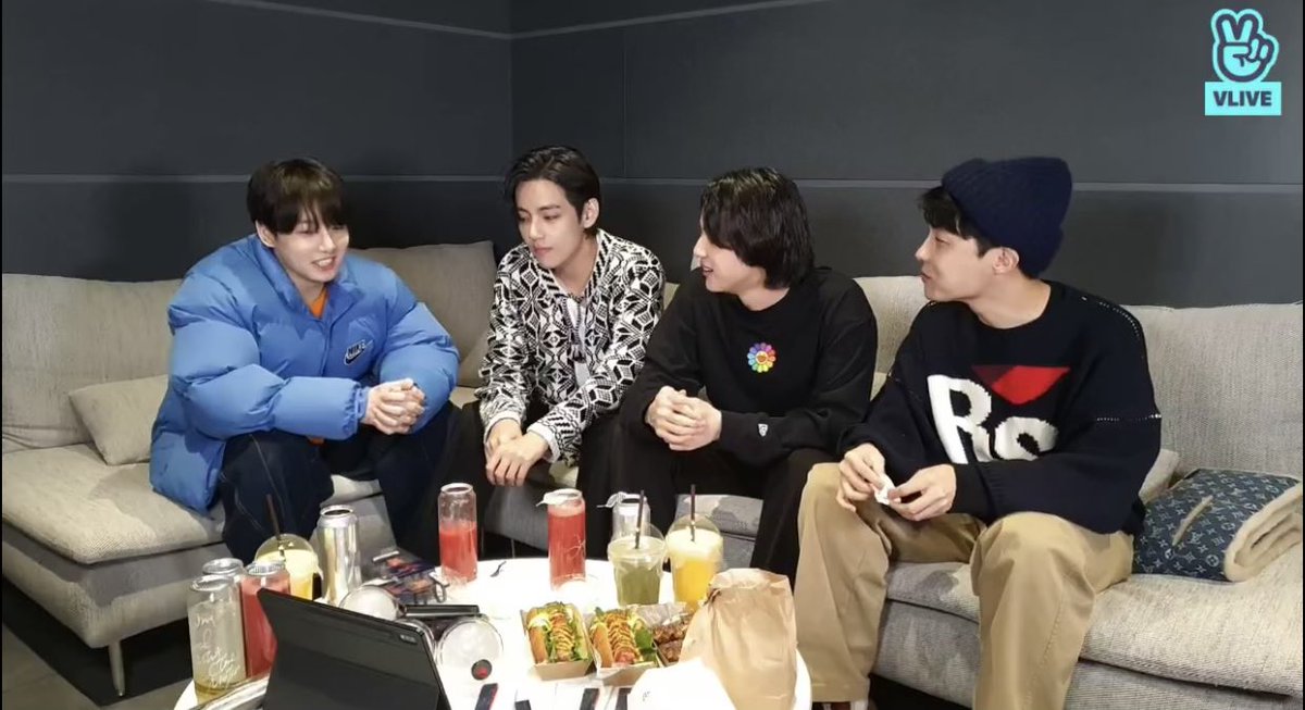 BTS_France_twt's tweet photo. {Vlive • #BTS}

#Jhope a dit qu’avant de débuter le live ils se sont dit que ça serait drôle de terminer le live dès qu’il sera commencé. Il a dit que s’était en effet drôle et que ça l’avait fait rire. 
#Jin se demande si on a rit ou si on a paniqué
#Hope pense qu’on a paniqué https://t.co/NNmSGZp9QV