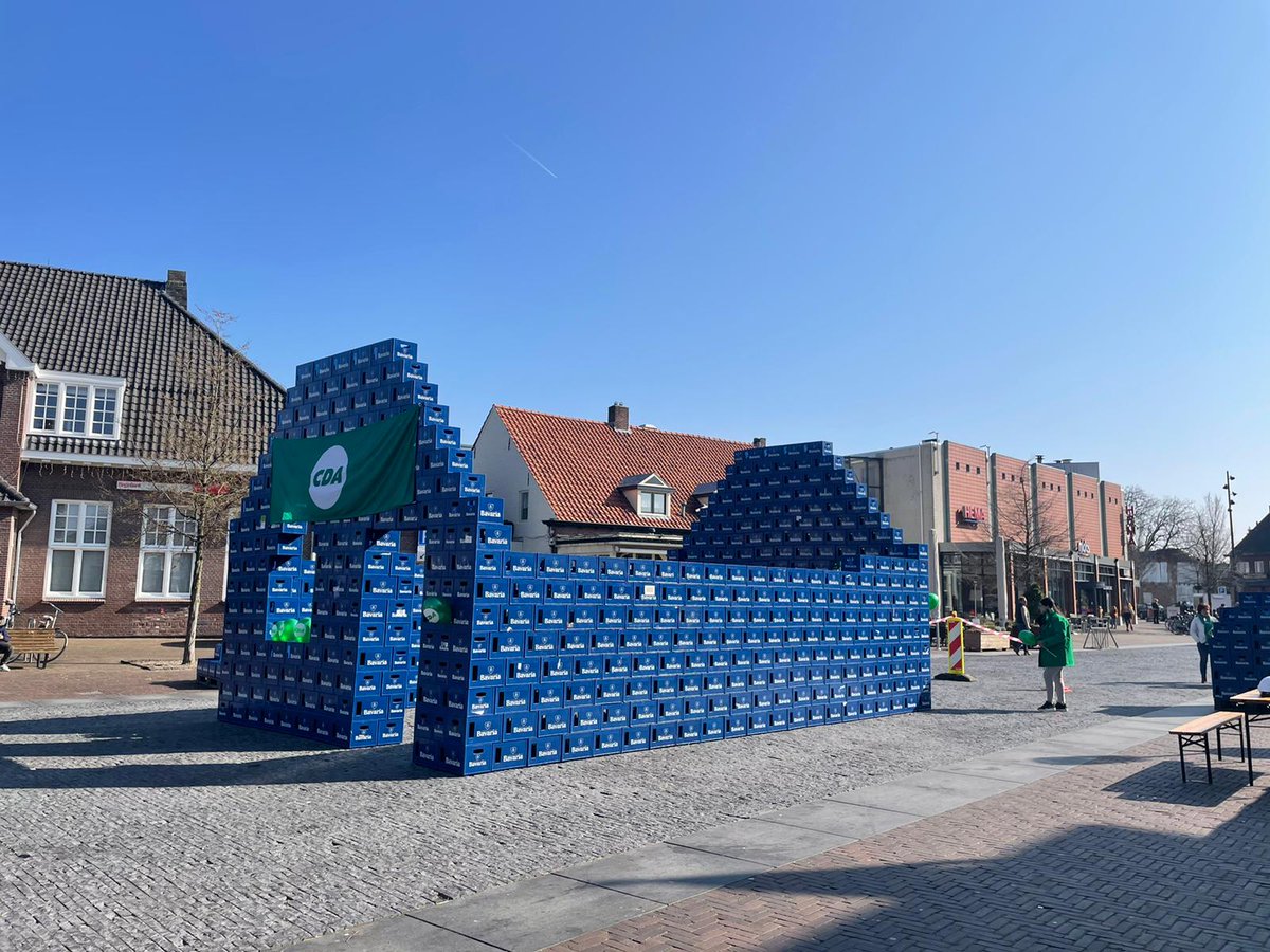 CDAsten's tweet image. Gisteren vroegen we op een ludieke manier aandacht voor de woningmarkt door ons eigen huis in één dag te bouwen van bijna 1.000 bierkratten. Wil je weten wat wij als lokale CDA-afdeling willen doen voor de woningmarkt? Check deze link: lnkd.in/ed67k88R
