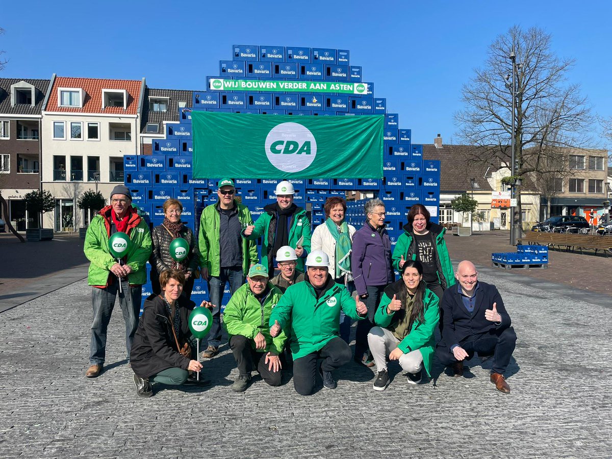 CDAsten's tweet image. Gisteren vroegen we op een ludieke manier aandacht voor de woningmarkt door ons eigen huis in één dag te bouwen van bijna 1.000 bierkratten. Wil je weten wat wij als lokale CDA-afdeling willen doen voor de woningmarkt? Check deze link: lnkd.in/ed67k88R