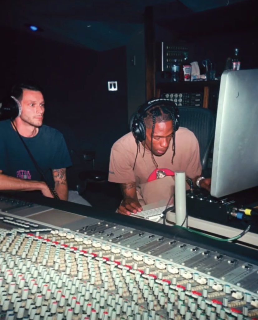 wrld_mag's tweet photo. 🚨 Travis Scott au studio en train de travailler sur "UTOPIA" ! https://t.co/1WYnYpJ8Yx