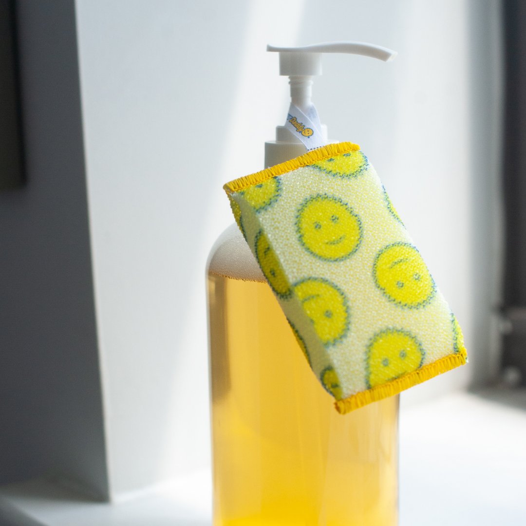 scrubdaddy_uk's tweet photo. Scour Daddy - he's the stronger, more absorbent, and all-around better scour pad. FlexTexture foam on the inside and ArmorTec mesh on the outside ๐ช plus, a tab to hang for faster drying! #ScourDaddy #ScrubDaddy #ScouringPad #Scourer #Cleaning #Clean #MrsHinch #Hinching #Hinchers https://t.co/o103eWe0ID