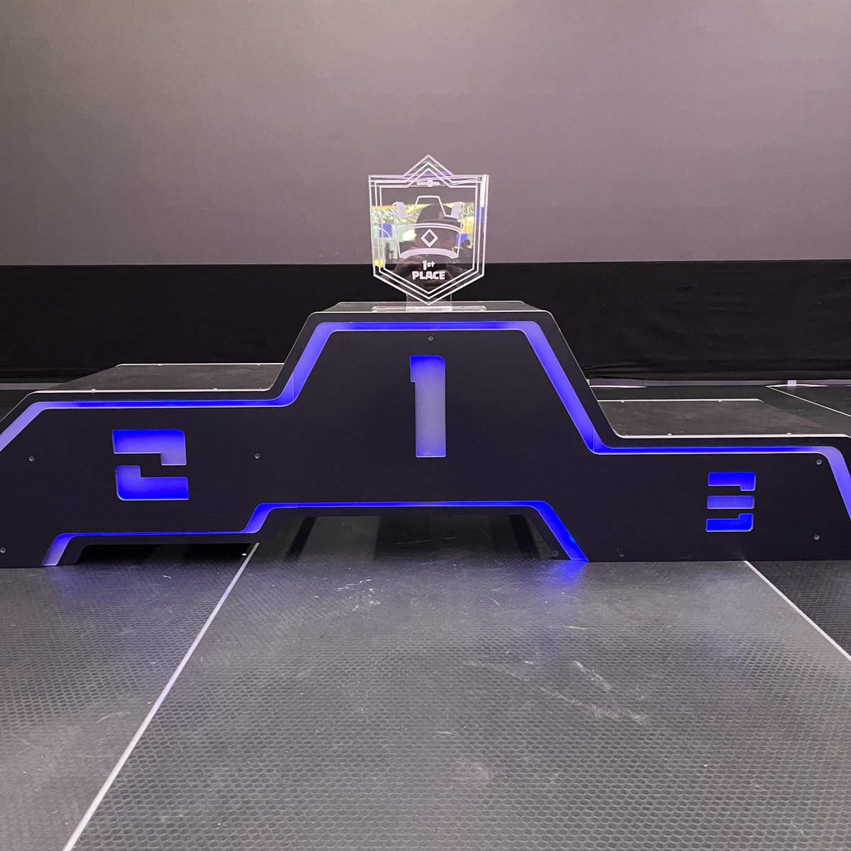 🏆 #Tournoi

🔴 JOUR J !

🏆 Qui sera le grand premier champion du tournoi <a href="/ClashRoyale/">Clash Royale</a> à @ExploriaCH pour soulever le trophée ?

👑 #ClashRoyale 1v1 ⚔️
🗓️ Rdv 14h !!!

#ESROnFire 🔥