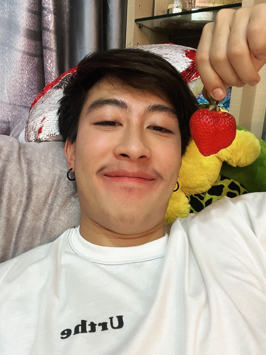 LoveMeLoveNP's tweet photo. สตอเบอรี่น่ากัดน่า��ินน่าอร่อย 🤗🤗🤗 #นุ๊กธนดล https://t.co/KfCEJg7wHB
