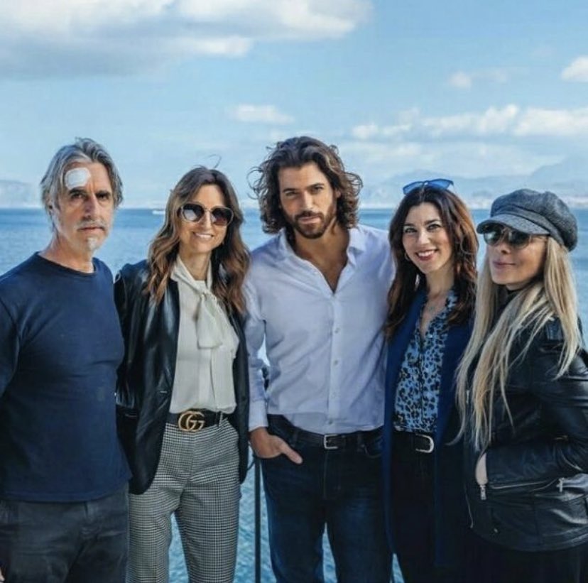 📸NEW|  #CanYaman with photographer Fabio Lovino and PR team of #Lux Vide 🤍

instagram.com/p/CawhUw3AvNl/…