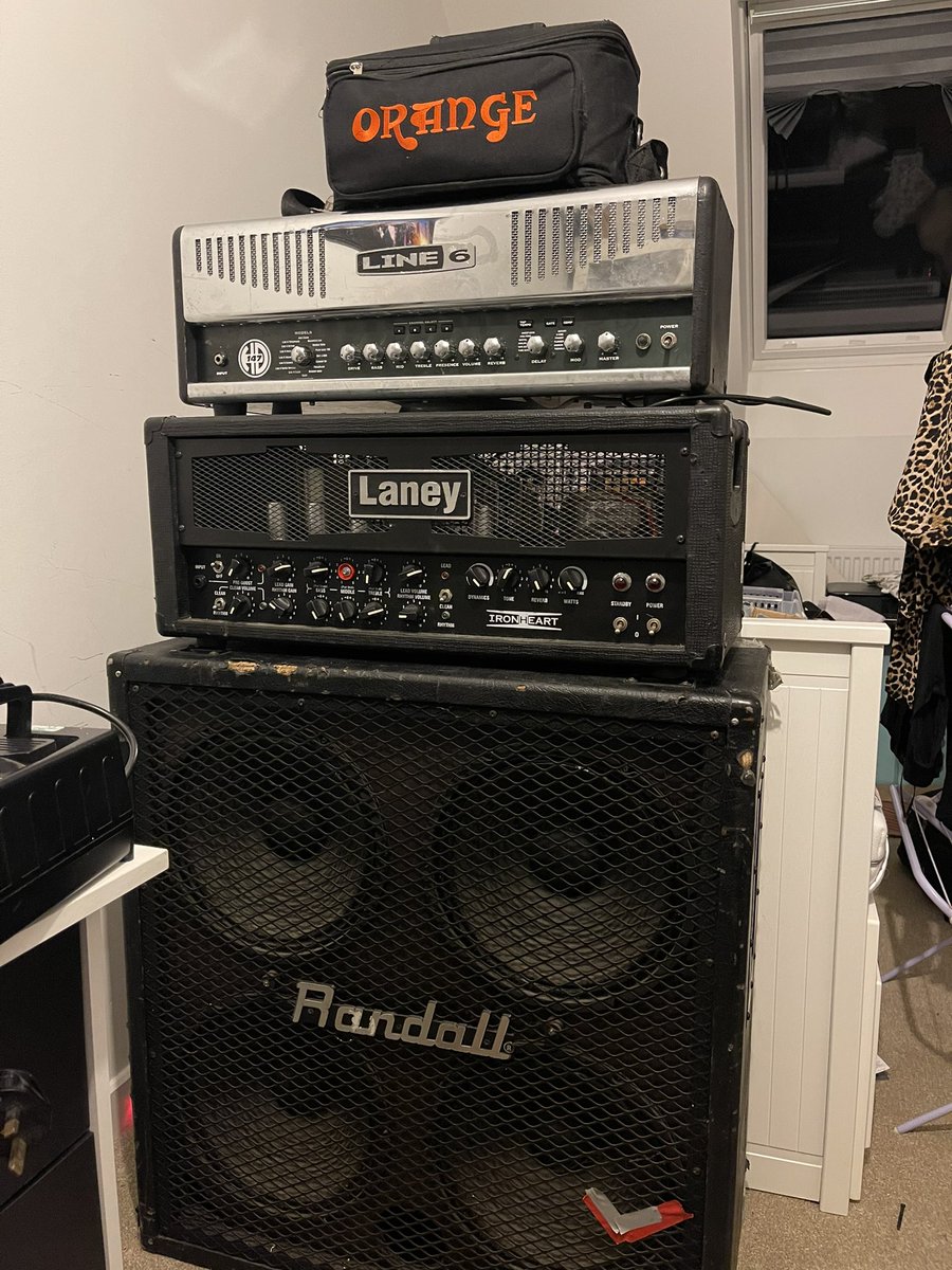 AmberNick's tweet photo. Room for one more. #band #guitarist #guitarplayer #rock https://t.co/XxWy8uz6gT