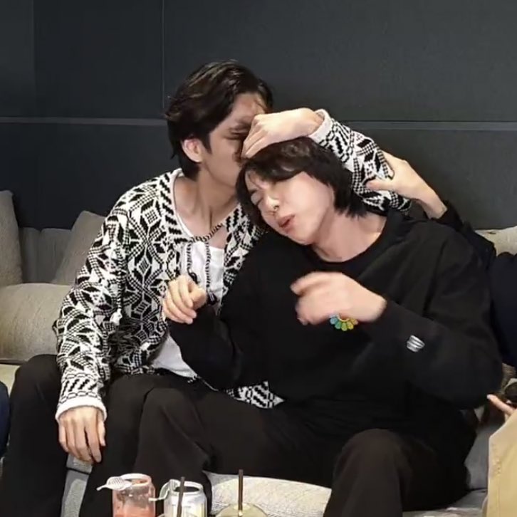 พี่จินเผลอเรียก วีฮยอง แล้วดูน้องแททำ โอ้ยยย 5555555555555555555