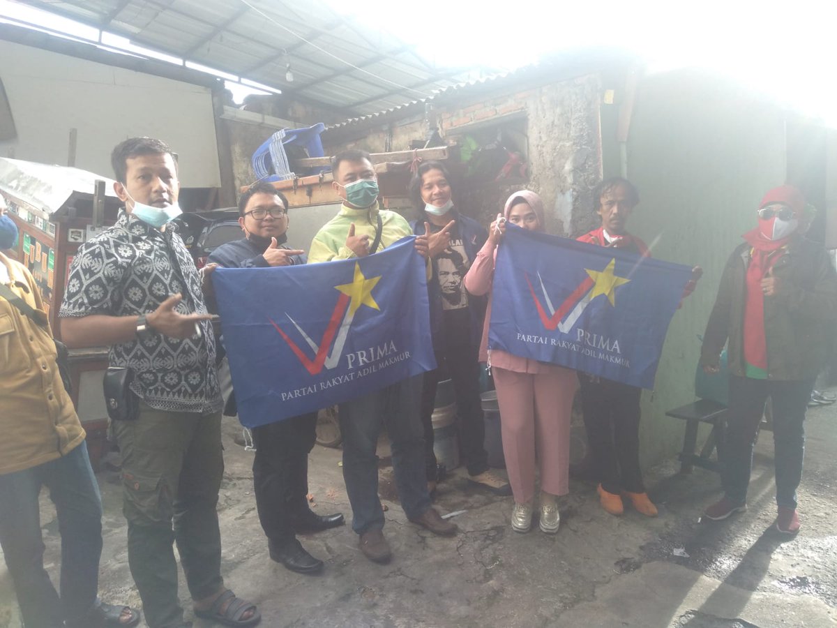AmicusCurriae's tweet photo. Bagi bagi Pamflet di tengah keacuhan masyarakat terhadap Partai Politik, DPKc PRIMA Tambora hadir tuk sosialisasi keberadaan PRIMA yang lahir dari Rakyat Biasa.
Rakyat harus bangun.

note: bagi pamflet yah, bukan bagi sembako🤭🤭

#IndonesiaPRIMA https://t.co/dxSD9ZDpFL