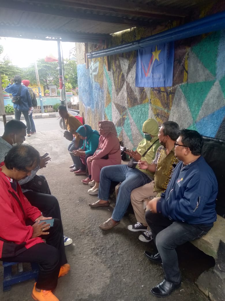 AmicusCurriae's tweet photo. Bagi bagi Pamflet di tengah keacuhan masyarakat terhadap Partai Politik, DPKc PRIMA Tambora hadir tuk sosialisasi keberadaan PRIMA yang lahir dari Rakyat Biasa.
Rakyat harus bangun.

note: bagi pamflet yah, bukan bagi sembako🤭🤭

#IndonesiaPRIMA https://t.co/dxSD9ZDpFL