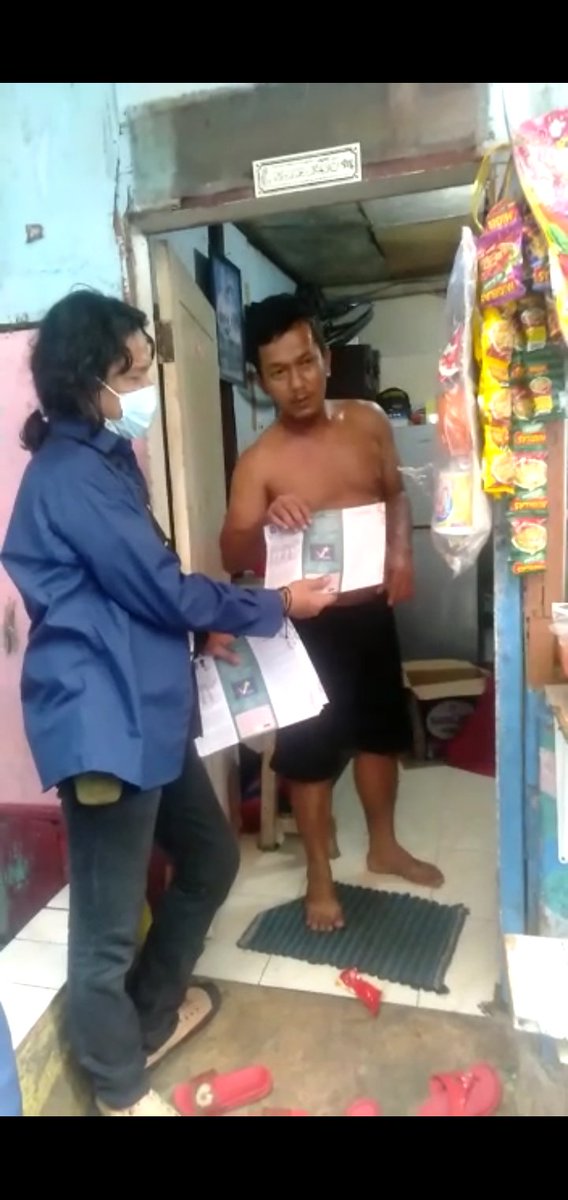 AmicusCurriae's tweet photo. Bagi bagi Pamflet di tengah keacuhan masyarakat terhadap Partai Politik, DPKc PRIMA Tambora hadir tuk sosialisasi keberadaan PRIMA yang lahir dari Rakyat Biasa.
Rakyat harus bangun.

note: bagi pamflet yah, bukan bagi sembako🤭🤭

#IndonesiaPRIMA https://t.co/dxSD9ZDpFL