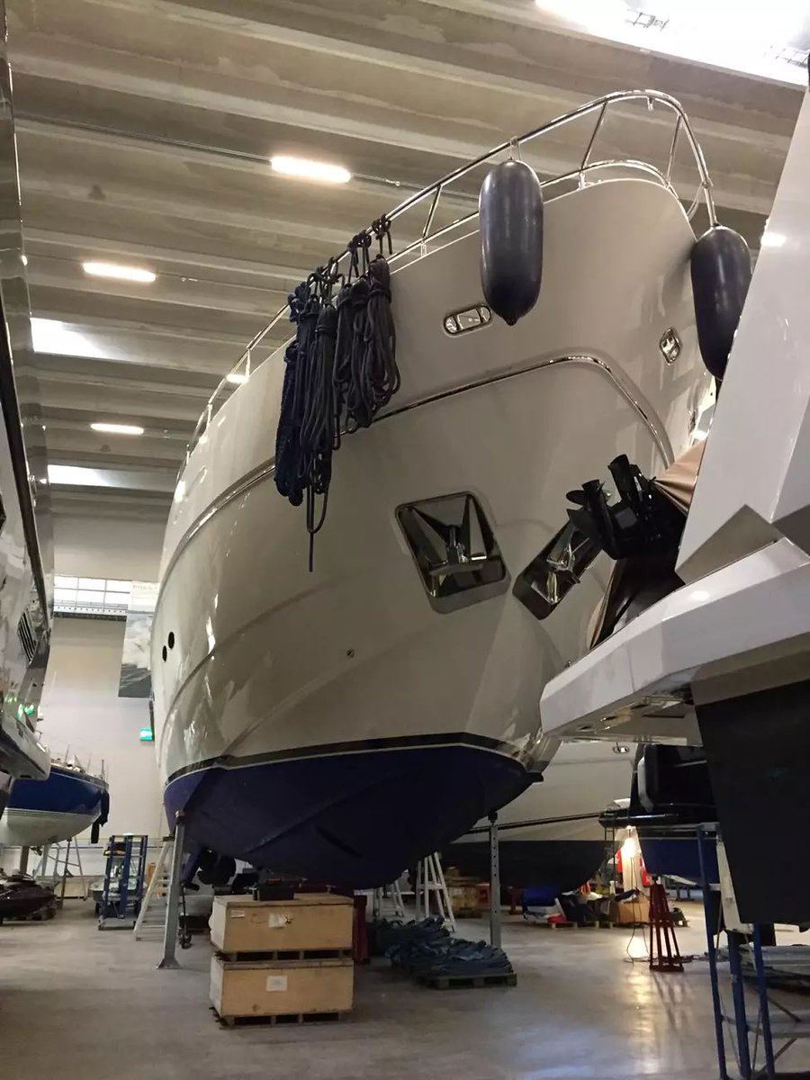 alburov's tweet photo. 🛥 Продолжаю отчитываться как там охота на яхту Медведева в Финляндии.
Есть классные новости: финские журналисты смогли попасть в ангар, где хранится «Фотиния», а там сказали, что им в пятницу звонили чиновники, которые отвечают за соблюдение санкций https://t.co/Pwmj4oaPrH https://t.co/DjXsBNuPSh