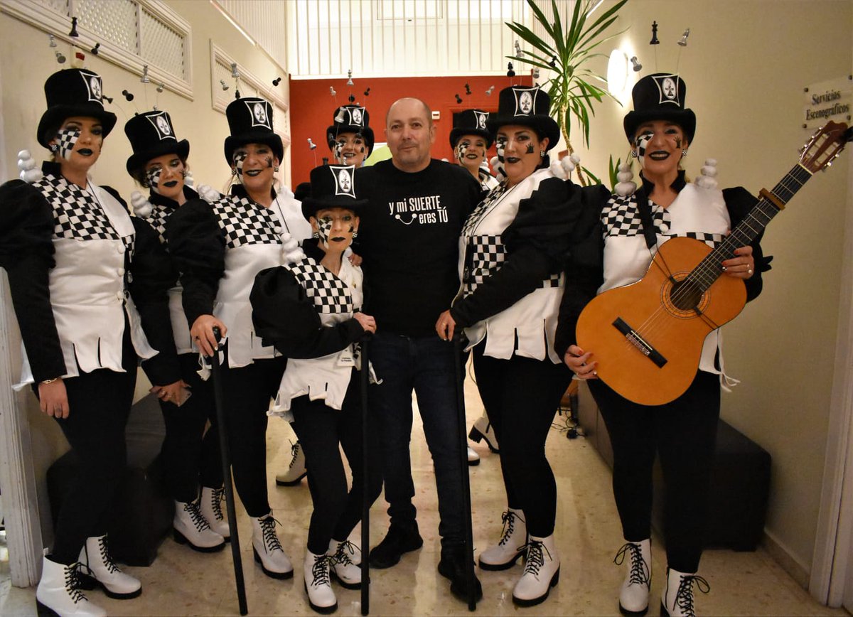 comocarnaval's tweet photo. Antonio, sudadera "Y mi suerte eres tú" y @comparsacmplls 
Buen domingo a todos! https://t.co/4V1KDcQr2o