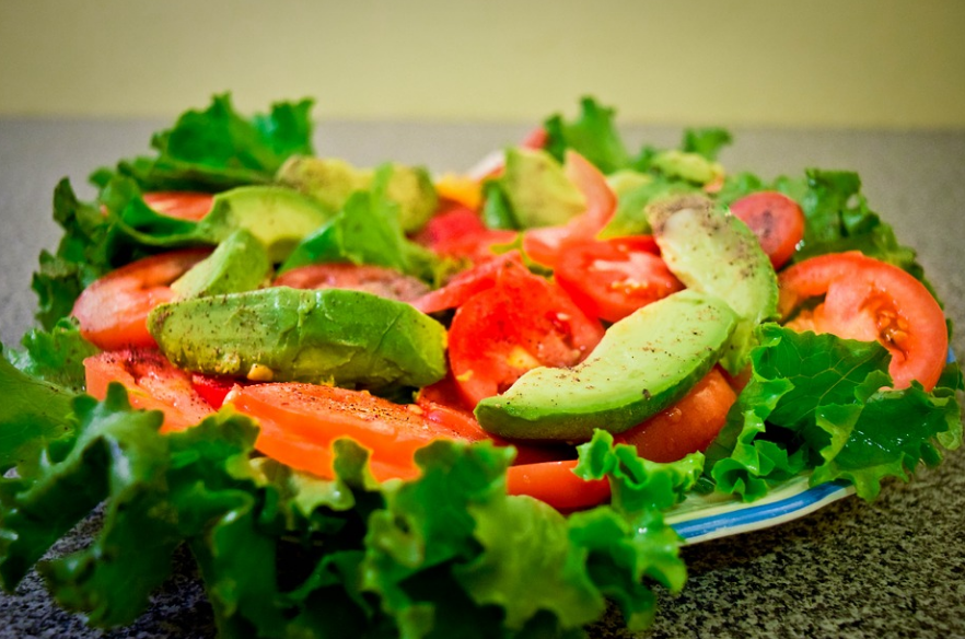 ＃クイジンお惣菜

アボカドサラダ🥑
　
アボカドは包丁で種を中心に縦にぐるりと切り目を入れ、左右をずらすようにして2つに分ける

種に包丁の刃のつけ根を刺し取り除く

スプーンで皮から果肉をはずして切る

グリーンリーフ🥬を敷きトマト🍅を切ってアボカド🥑と盛り、ドレッシングをかける😋[🐶]