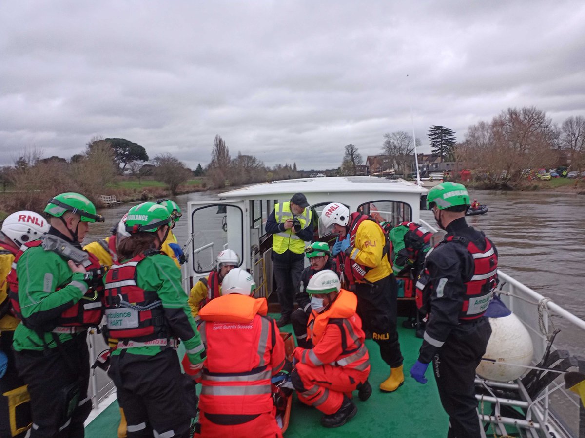 rnli_teddington's tweet photo. Yesterday both our lifeboats took part in a large exercise at Hampton Court with @SurreyFRS @LondonFire @SECAmbulance @LAS_HART @SurreyPolice &amp; others to test comms, collaboration &amp; command in a major incident (a boat collision with multiple “casualties” in/out of the water.) https://t.co/EEMiHKAaun