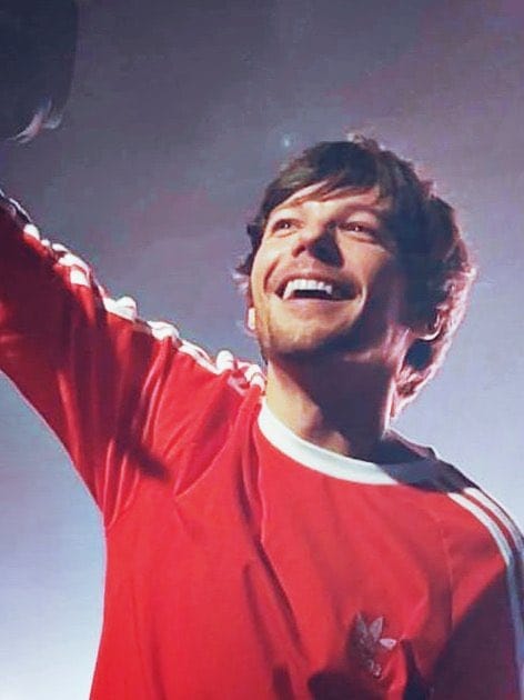 I love Louis in red! 🤍