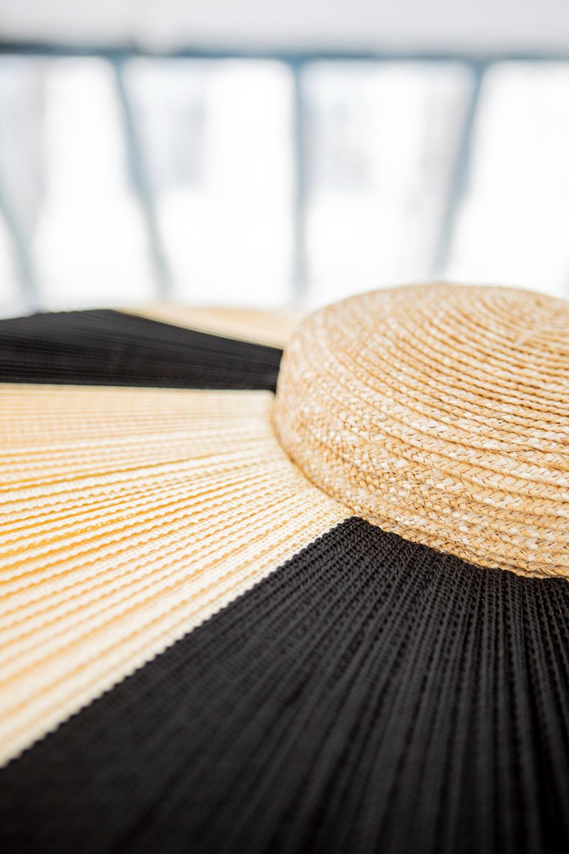 artuready_es's tweet photo. En el universo artístico de Eliurpi caben también las referencias al uso tradicional de los sombreros para protegerse del sol en el campo, y a Japón, como se aprecia en las curvas de sus jarrones escultóricos. Ellos añaden que encuentran inspiración en cualquier lugar del mundo. https://t.co/dn10aCv5Ea