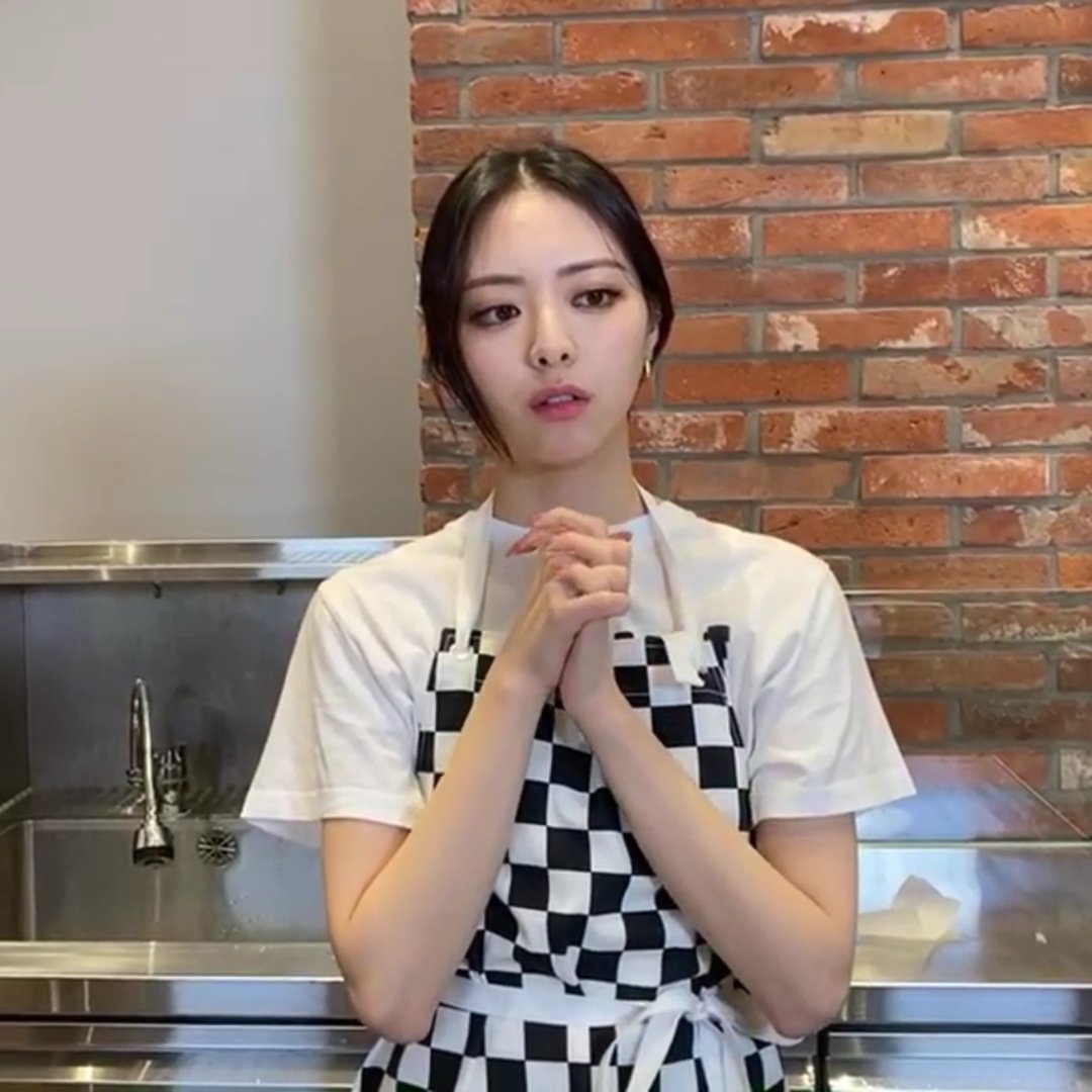 cocamaloi's tweet photo. yuna meme-able moments for today's special live https://t.co/adee3MXV2B