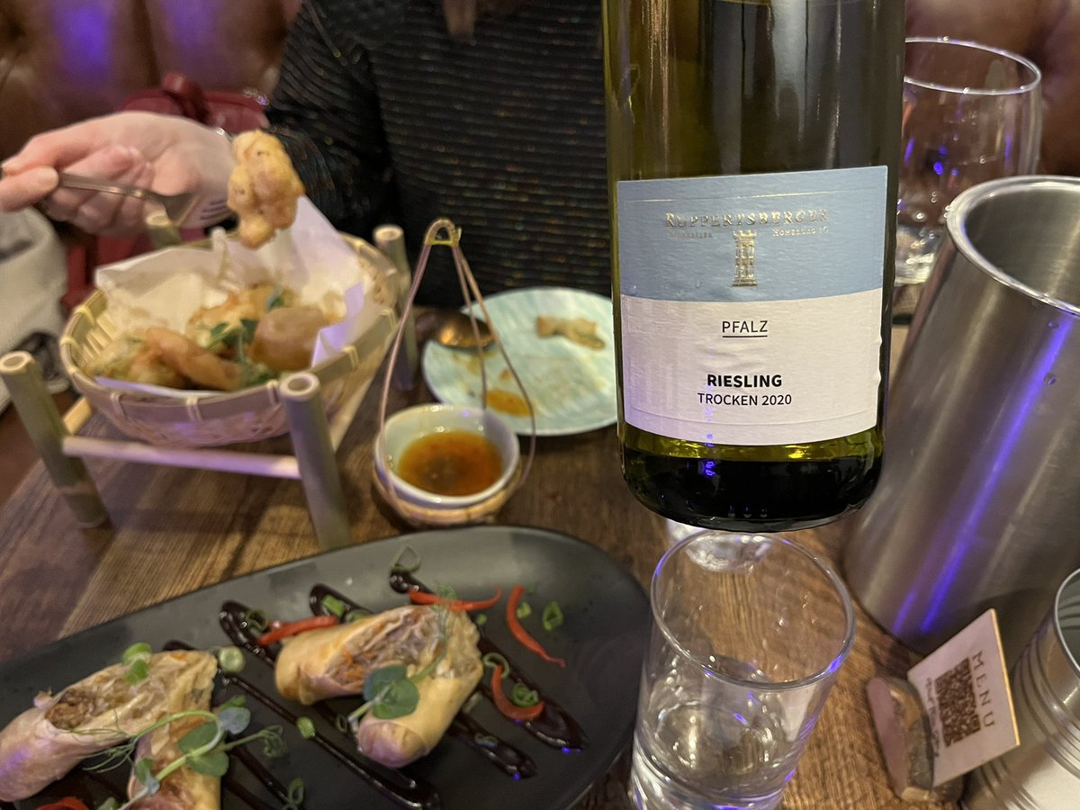 Lovely #welcomeaddition to #claphamjunction - #padthaistory. Still thinking about that #coconut #padthai with #softshellcrab 🥥 🦀 paired with a #pfalz #trocken #riesling 💥. #saturdaynight #foodandwinepairing #winelover