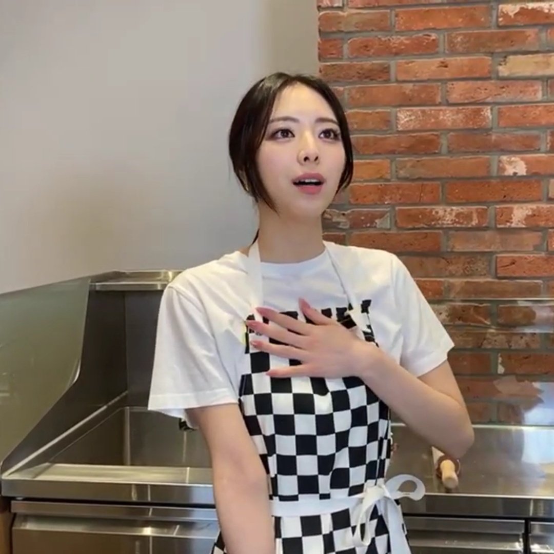 cocamaloi's tweet photo. yuna meme-able moments for today's special live https://t.co/adee3MXV2B