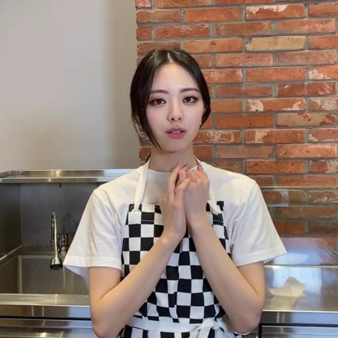 cocamaloi's tweet photo. yuna meme-able moments for today's special live https://t.co/adee3MXV2B
