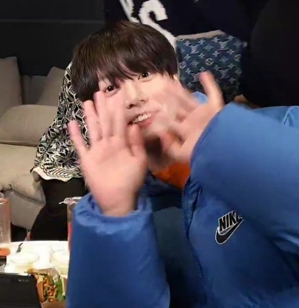 jeonIves's tweet photo. HE'S SO PRECIOUS https://t.co/mh5Rs98CTv