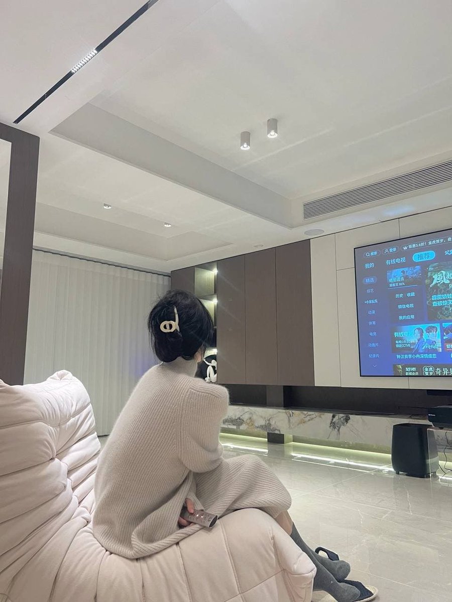 Augustllo's tweet image. Weekends are for lazing around the house