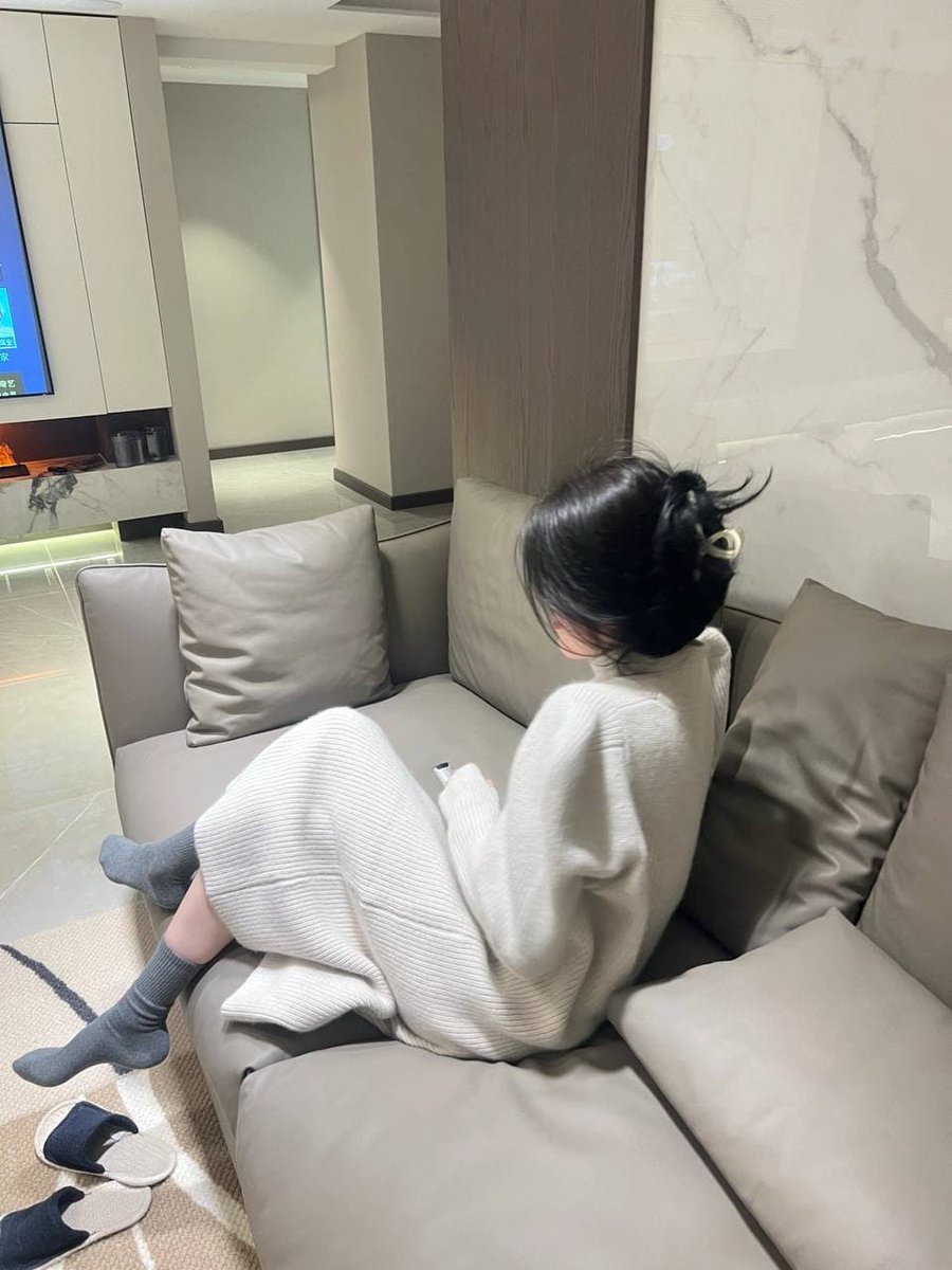 Augustllo's tweet image. Weekends are for lazing around the house