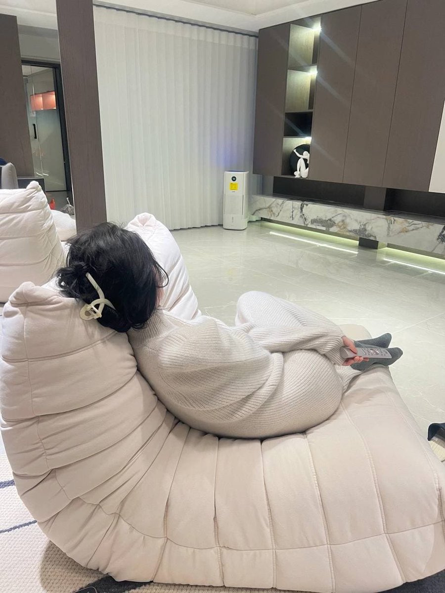 Augustllo's tweet image. Weekends are for lazing around the house