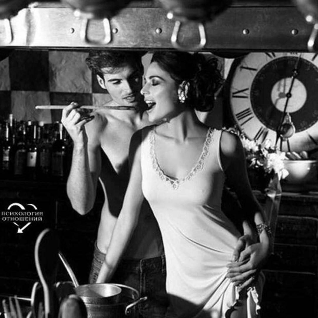 Вернуться к ужину. Фотосессия с вином. Мужчина и женщина ретро. Любовь в стиле ретро. Парень и девушка пьют кофе.