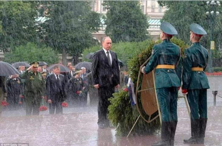 mini_dev27's tweet photo. When A leader can stand in rain and storm to honor their brave hearts, it shows his character and commitment toward the nation and men in Uniform
#StandWithRussian https://t.co/FNldh4pcHh