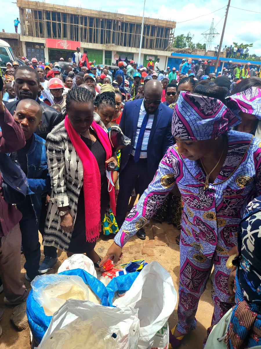 RdcInfos243's tweet photo. #RDC:Après avoir pris part à la célébration eucharistique à la paroisse #Christ_Roi de l'univers, #Olive_Lembe_Kabila et la présidente de la fondation Mzee Laurant Désire kabila a fait un escal a la place du marché au rond point Kisebwe. https://t.co/kCchNVUFCb