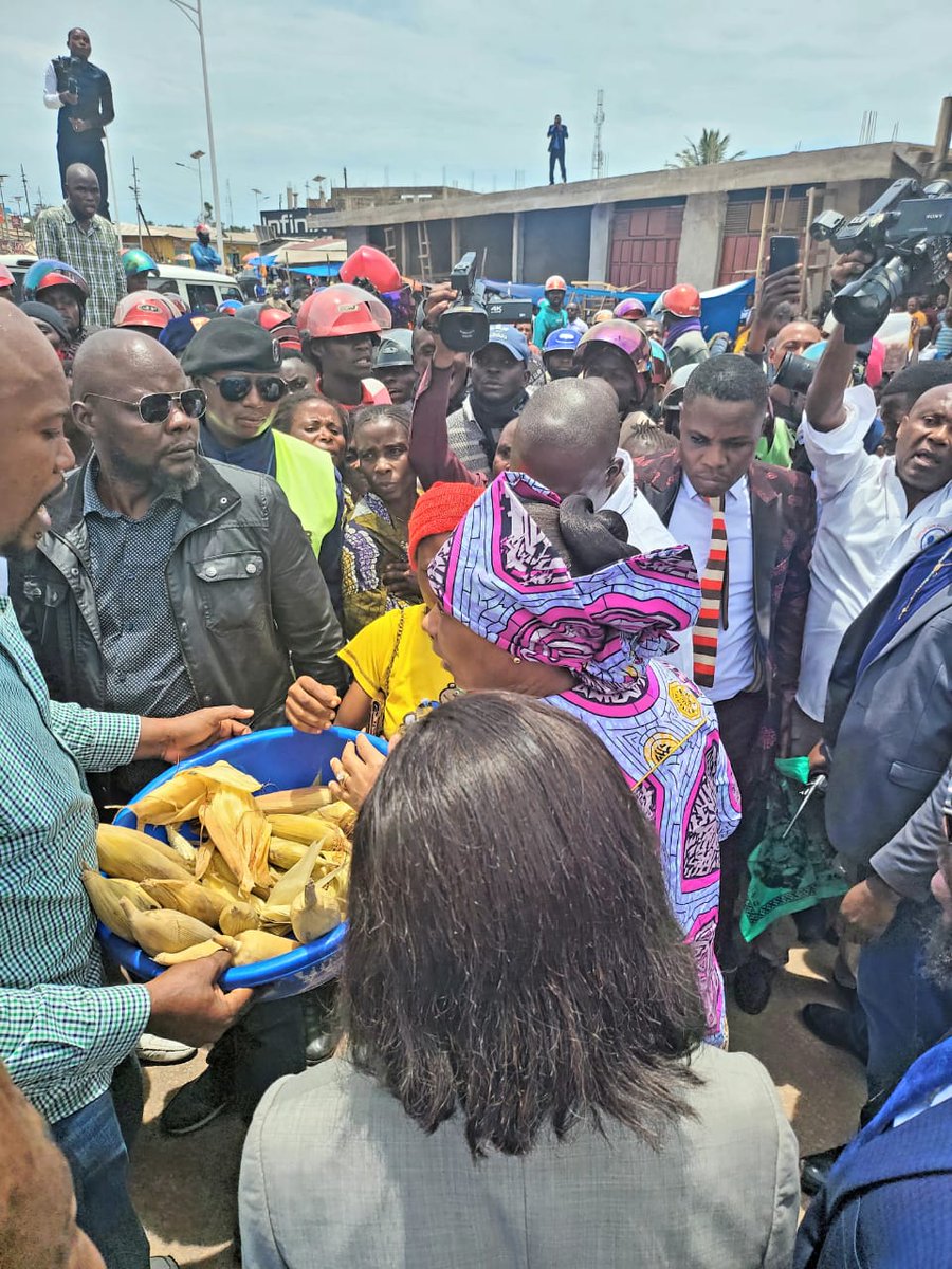 RdcInfos243's tweet photo. #RDC:Après avoir pris part à la célébration eucharistique à la paroisse #Christ_Roi de l'univers, #Olive_Lembe_Kabila et la présidente de la fondation Mzee Laurant Désire kabila a fait un escal a la place du marché au rond point Kisebwe. https://t.co/kCchNVUFCb