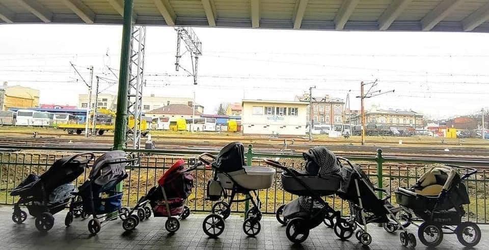 street_art_info's tweet photo. Parents in Poland left their baby strollers in rail road stations for the Ukrainian moms that fled carrying their children. https://t.co/y6E6PKp9Sl